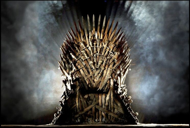 Кто сидит на железном троне в начале сериала?