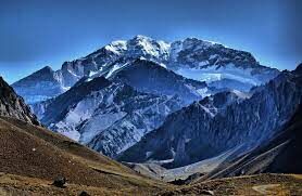 Аконкагуа — высочайшая гора в Андах, одной из самых высоких и длинных горных систем Земли. В какой стране она находится?