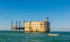 В каком океане находится знаменитый форт Боярд, который прославился благодаря одноимённой телевизионной игре?