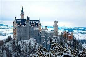 Этот замок стал прототипом замка Спящей красавицы из мультфильма Уолта Диснея, а позже украсил логотип Walt Disney Pictures.
