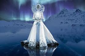  Где оказались осколки зеркала, дававшие королеве власть над Каем, в сказке Андерсена «Снежная королева»?