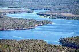  Это озеро упоминается еще в древнерусских летописях. Его питают реки Мста, Пола, Ловать и Шелонь.