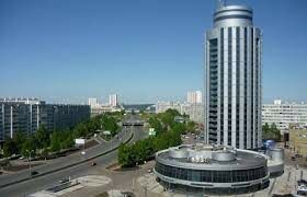Этот город находится в республике Татарстан, расположен он на левом берегу реки Камы в 923,49 км от Москвы.