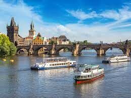 Столица Чехии Прага расположена на берегах реки Влтавы. Через 40 километров Влтава впадает в другую реку. Как она называется?