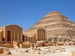 При каком фараоне была воздвигнута пирамида, являющаяся чудом света?