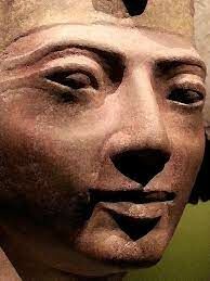 Какой фараон сменил имя на Эхнатон?