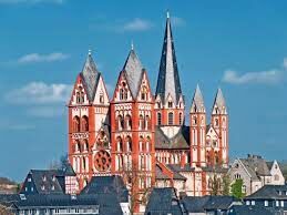 В каком архитектурном стиле выполнен Лимбургский собор, расположенный в городе Лимбург-ан-дер-Лан