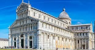 Пьяцца деи Мираколи переводится с итальянского как «площадь чудес». Какое архитектурное сооружение расположено на ней?