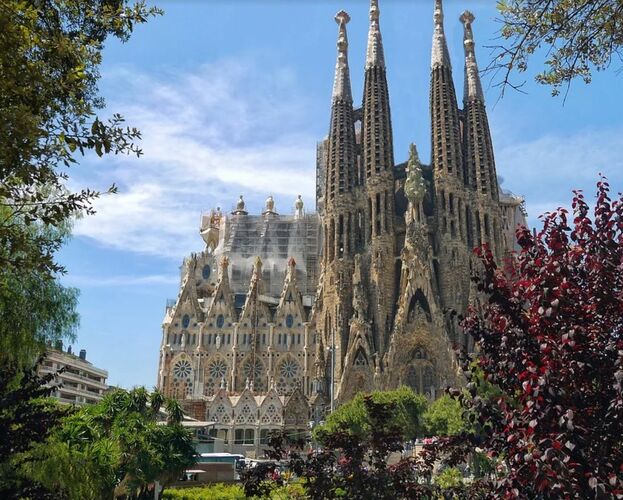 Назовите архитектора, который работал над храмом Святого Семейства в Барселоне.