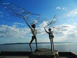  Это - скульптура Рафаэля Консуэгра «Рыбаки». Она была подарена столице этого региона городом-побратимом Дулута. 