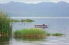 Какую особенность имеет озеро Босумтви, расположенное в Республике Гана?