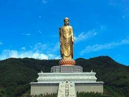   Самая высокая статуя Будды, который высечена в скале, расположена в Китае. Её высота ... 