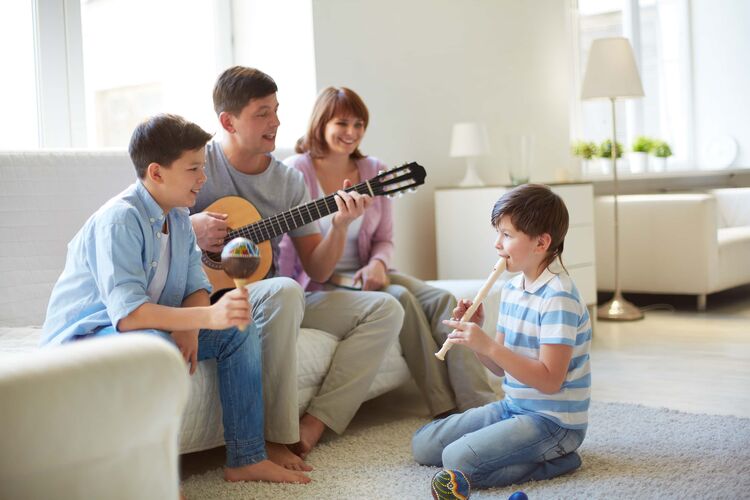 Члены семьи часто вместе поют или играют на музыкальных инструментах.