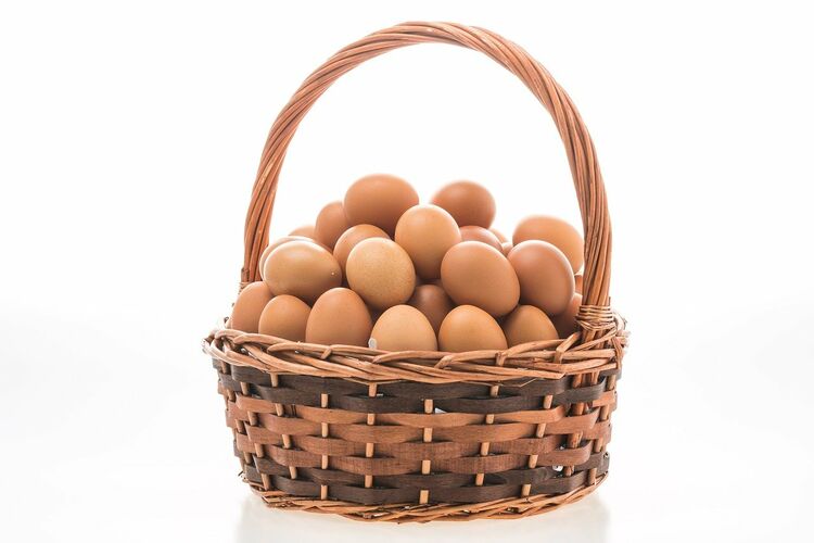 Несла бабушка на базар 100 яиц, а дно упало. Сколько осталось яиц в корзине? 