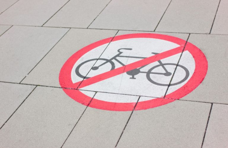 У велосипеда нет тормозного пути.