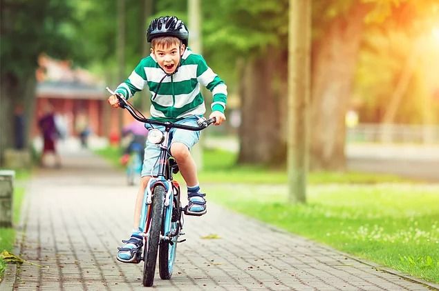Мальчик 10 лет может ездить на велосипеде по проезжей части вместе с автомобилями.