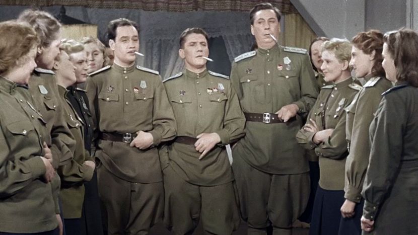 Комедийный послевоенный (вышел в 1946 году) фильм, который рассказывает зрителю о военном времени, друзьях-летчиках и о любви.