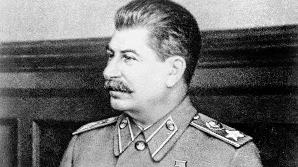 В обращении Сталина от 03.07.1944 прозвучал лозунг для всего советского народа. Какой?