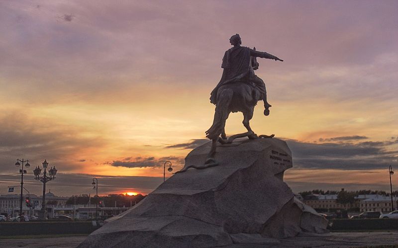 Кому посвящен памятник в поэме А.С.Пушкина "Медный всадник"?
