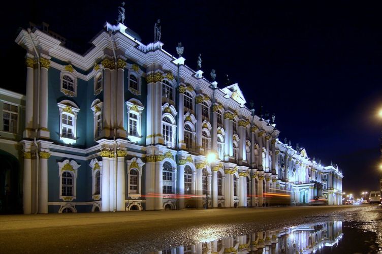 В каком из городов России можно посетить музей Эрмитаж?