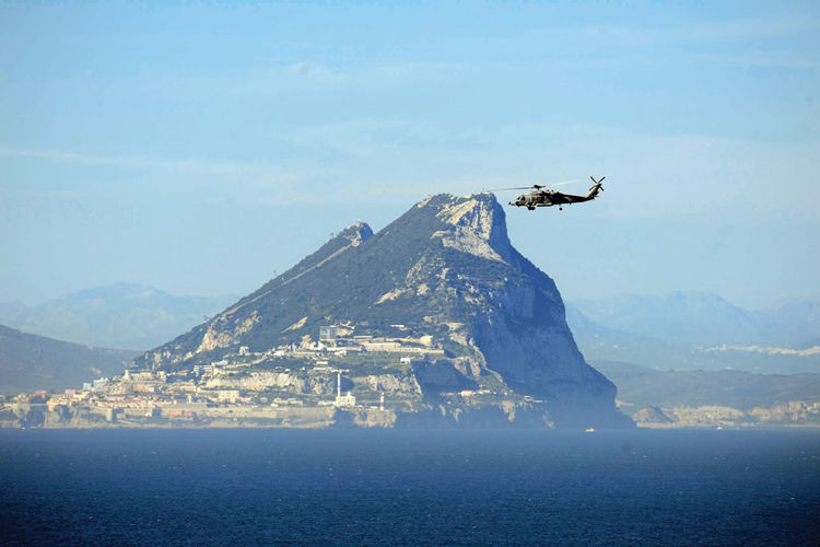 Пролив Гибралтар отделяет Испанию от....