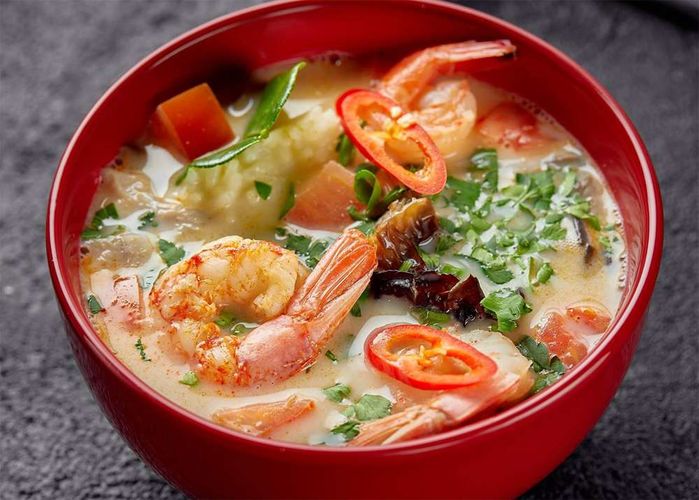 Замечательный кисло-острый суп, который в первую очередь подают в Таиланде