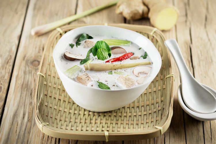 Те, кто бывали в Таиланде, наверняка пробовали этот суп, приготовленный из кокосового молока и куриного бульона