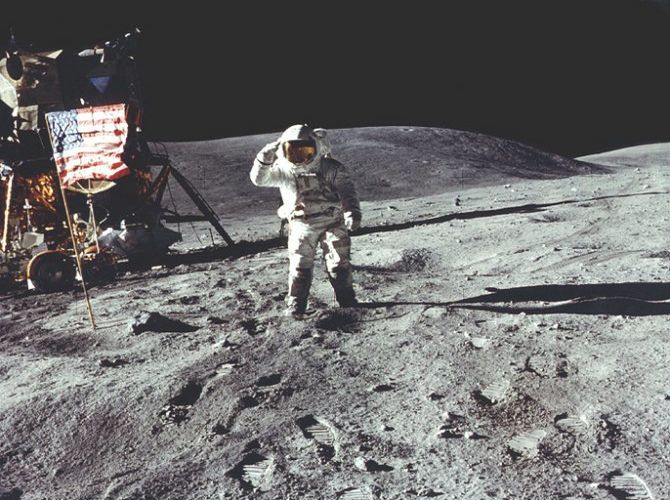 Когда впервые человек высадился на Луну?