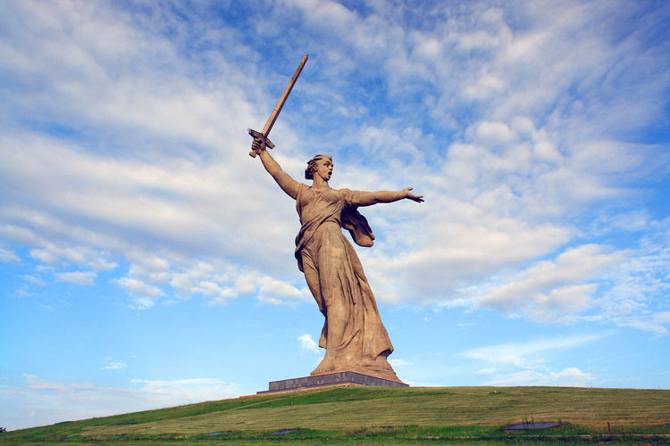 В каком городе находится скульптура «Родина-мать зовёт!» в России?