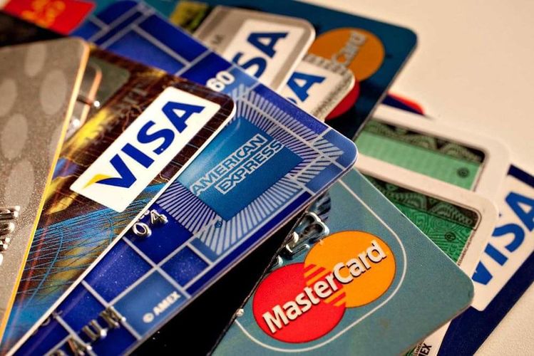 В каком году были введены в обращение кредитные карточки?