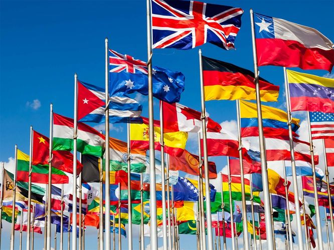 У каких из перечисленных стран флаги имеют одинаковый цвет?