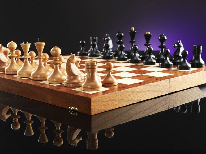 Какая шахматная фигура не способна ходить по прямой?
