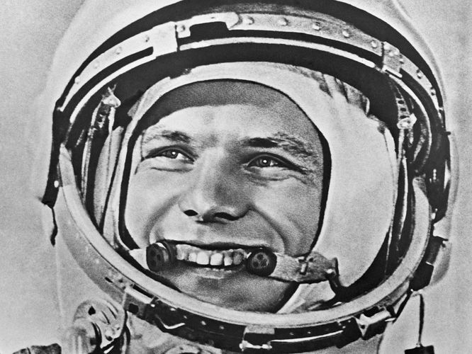 В каком году совершил полет в космос Ю.А. Гагарин?
