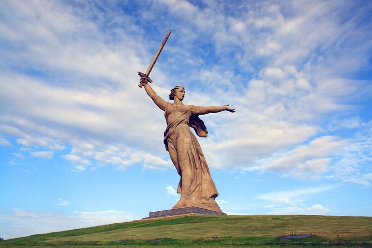 Скульптура «Родина-мать зовёт!» на Мамаевом кургане расположена во Владивостоке. Правда?