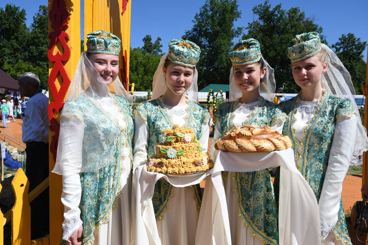Национальное татарское и башкирское блюдо, которым принято встречать гостей ? 