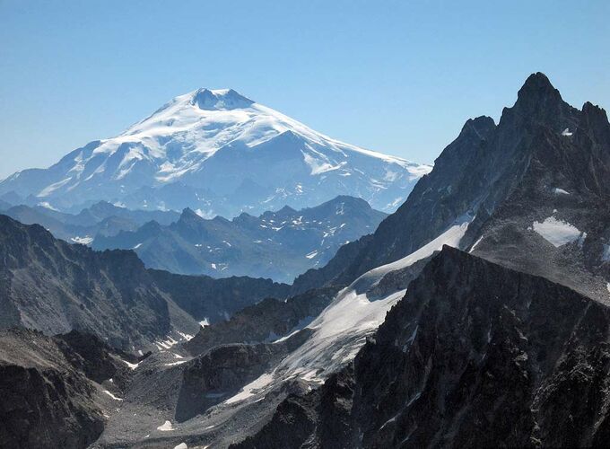 Как называется самая высокая горная вершина в России?