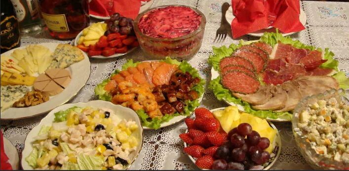  Какой традиционный салат готовят к новогоднему столу в России?