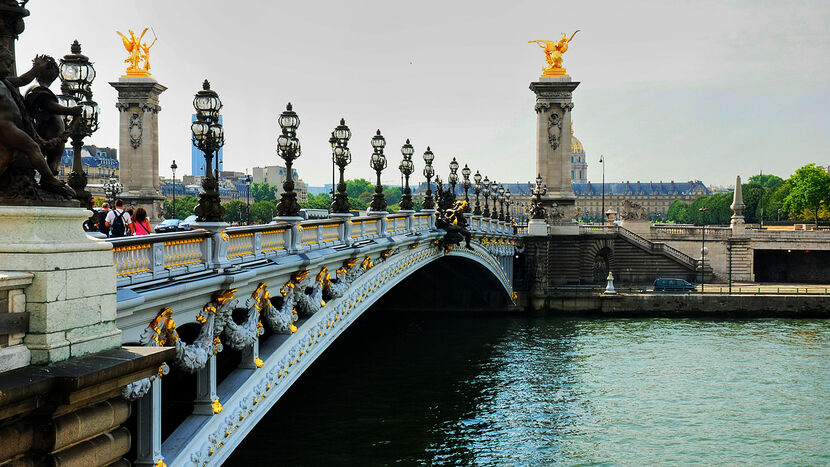 В честь какого российского императора назвали одноарочный мост через Сену в Париже?