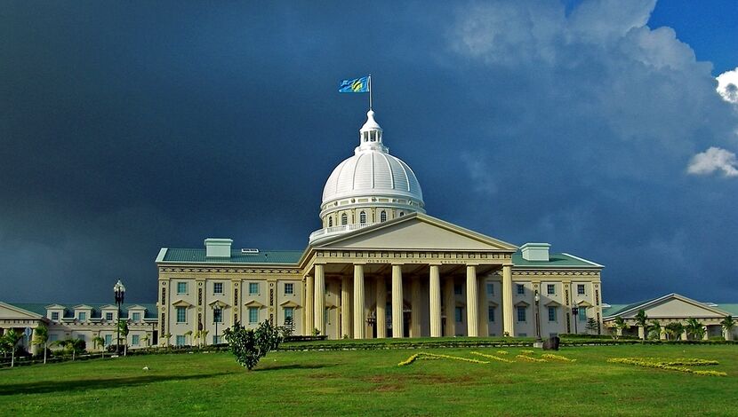 В Нгерулмуде, столице Палау, есть только несколько государственных зданий Капитолийского комплекса, расположенных среди: