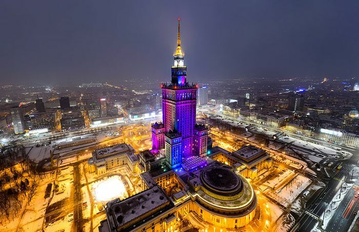 В центре столицы Польши Варшаве существует самый узкий во всем мире:
