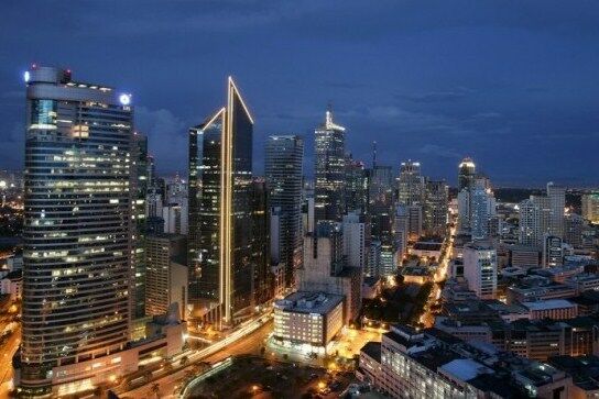 В Маниле, столице Филиппин, наибольшая плотность населения в мире. На один километр квадратный приходится: