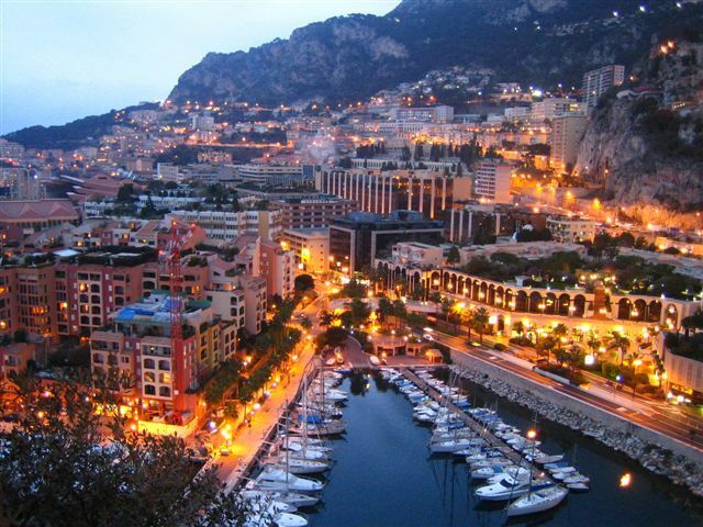 В карликовом государстве Монако столица - Монако-Вилль. Это маленький городок, население которого составляет: