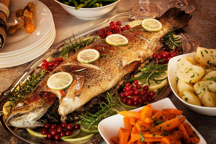 Традиционное блюдо на рождественском столе у чехов – жареная рыба с картофельным салатом. Считается, что именно эта рыба принесет удачу в Новом году. А чешуйка, положенная под тарелку, обещает богатство.