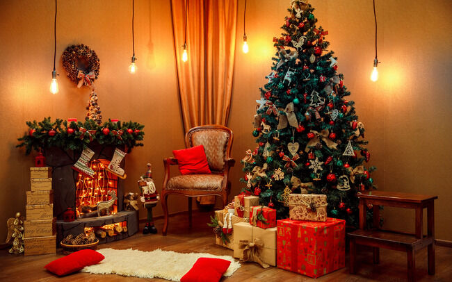 Одной из интересных традиций празднования Рождества в Великобритании является развешивание рождественских....