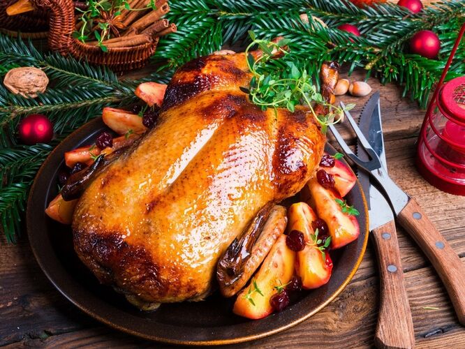 Главным рождественским блюдом жителей Франции является специально выведенный тулузский..., вес которого доходит до 12 кг.