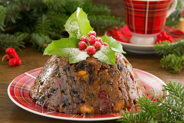 Англичане любят украшать свой стол индейкой или гусем, но главным блюдом на столе является... Готовится за несколько недель до праздника, затем «созревает» в прохладном месте и подаётся в первый день Рождества. 