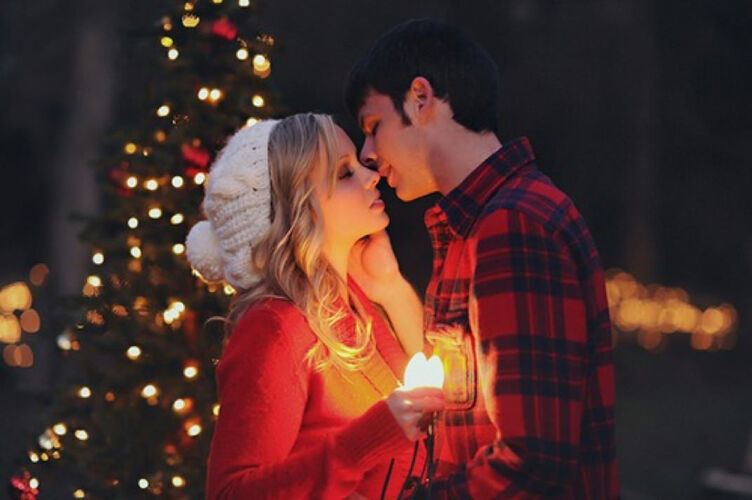 В какой стране принято целоваться в темноте в новогоднюю ночь?