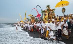 Сколько дней длятся празднования Нового года в Индонезии? В этот период из подкрашенного риса выстраивают колонны на Бали.