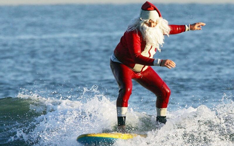 В какой стране Дед Мороз появляется в плавательном костюме на украшенном по-новогоднему серфе, но в красной шапочке и с бородой? 