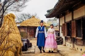 Какую традиционную одежду можно увидеть на айдолах во время корейского праздника урожая Чхусок?